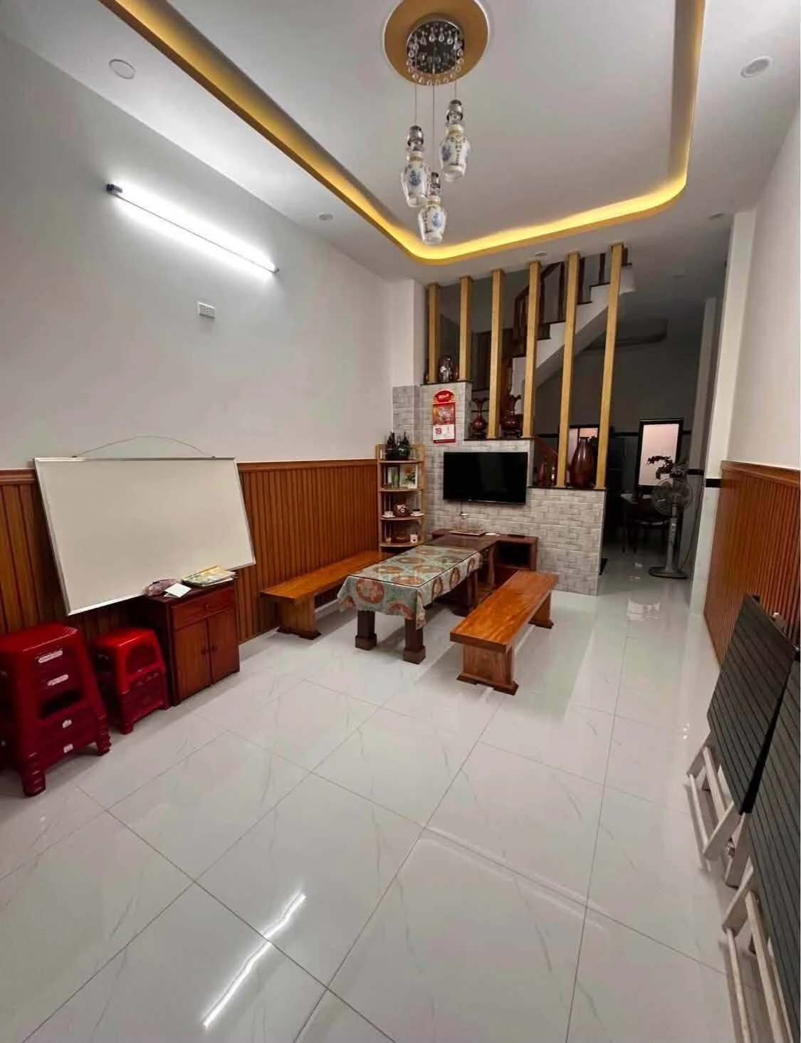 Bán nhà 3 tầng full nội thất đường Nguyễn Thị Minh Khai, trung tâm Quy Nhơn, 105m2 - Ảnh 1