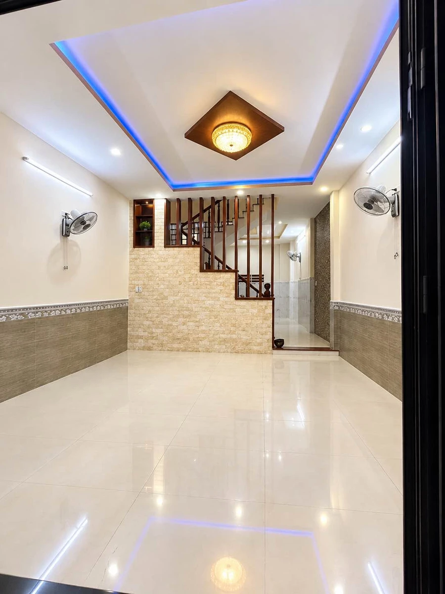 Bán nhà 2 tầng mặt tiền 110m2 gần bến xe - Ảnh 1