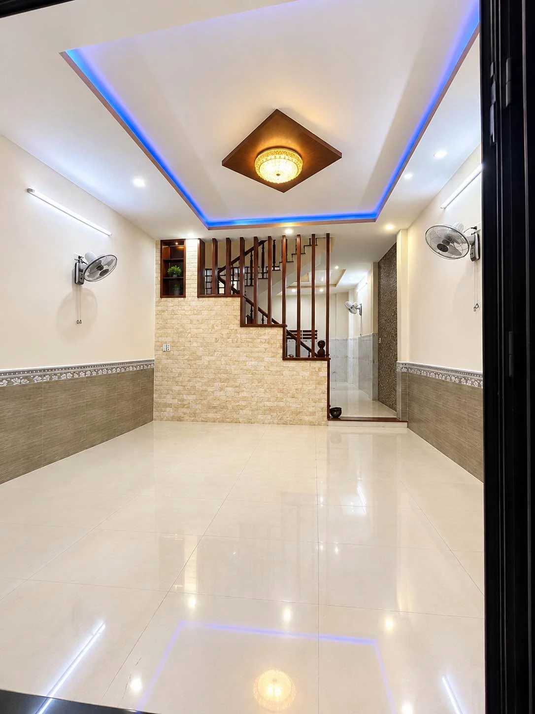 Bán nhà 2 tầng mặt tiền 110m2 gần bến xe - Ảnh 1