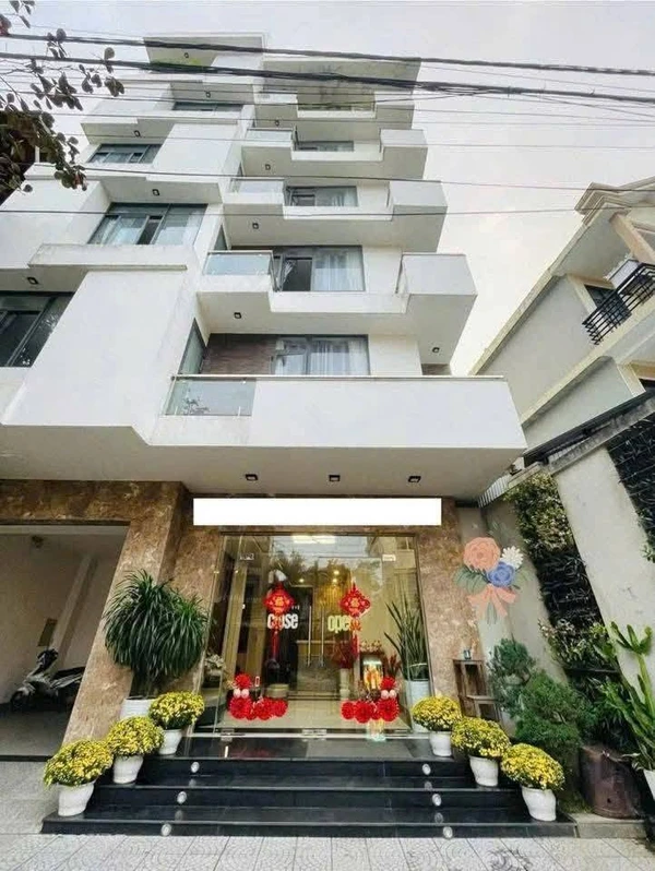 Bán khách sạn 7 tầng mặt tiền Phạm Văn Đồng 16 tỷ, 161m2