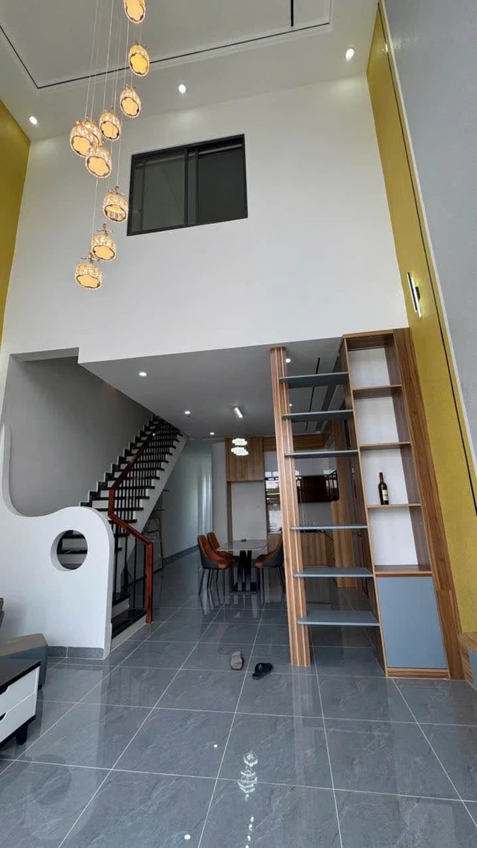 Bán nhà gác lửng 5x20m, 3 phòng ngủ, sổ hồng riêng, gần UBND xã Rạch Kiến, Long An - Ảnh thu nhỏ 2