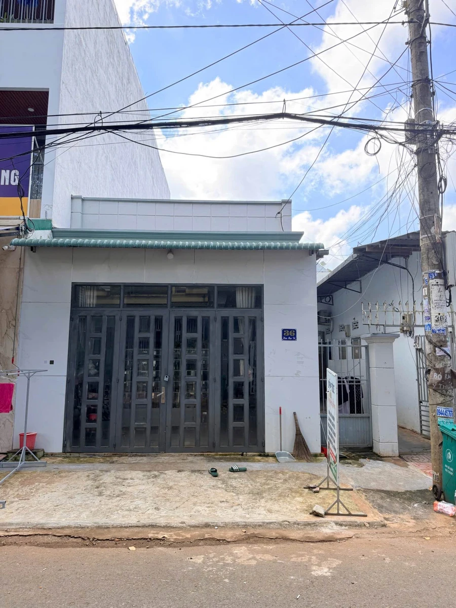 Bán nhà mặt tiền 36 Hàn Mặc Tử, Buôn Ma Thuột, 6x18,3m, có 5 phòng trọ cho thuê - Ảnh 1