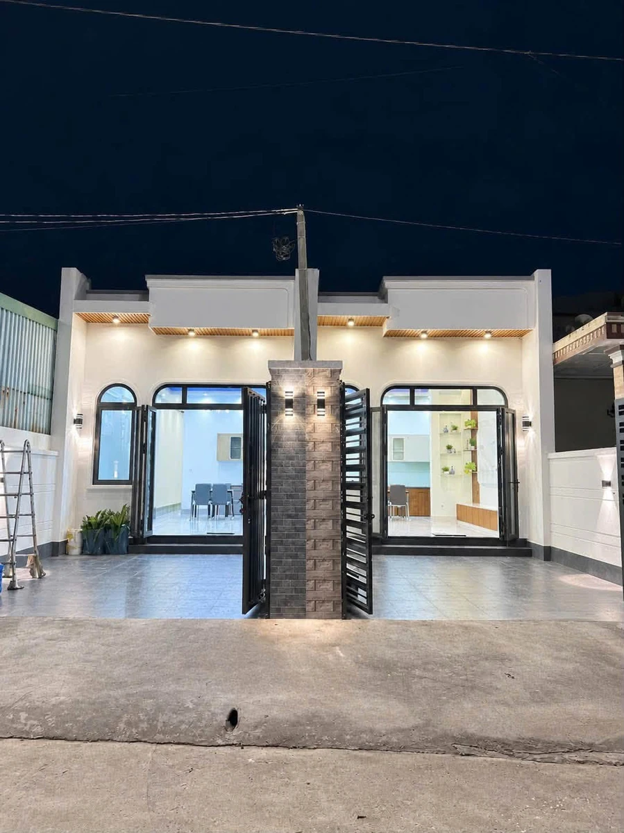Bán nhà hoàn thiện 4,7x21m, 2 phòng ngủ, sân ô tô, khu TĐC Tân An, Thủ Dầu Một - Ảnh 1