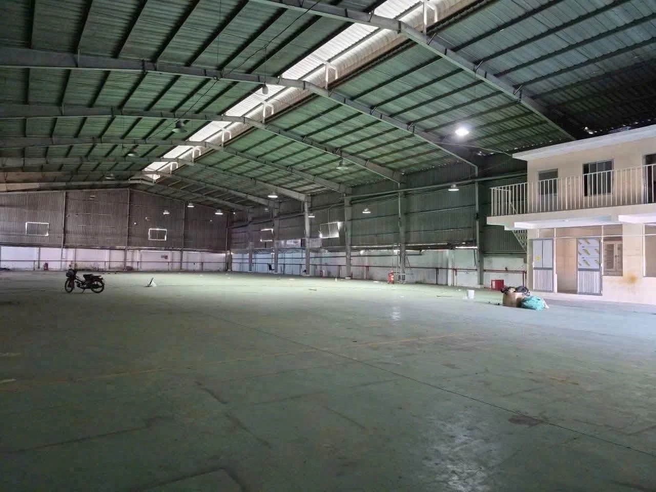 Cho thuê nhà xưởng Tân Uyên Bình Dương 2300m², 140 triệu/tháng - Ảnh 1