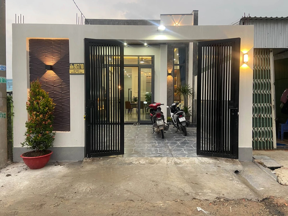 Bán nhà 3 phòng ngủ 125m² Mỹ Hạnh Nam 2,28 tỷ - Ảnh 1