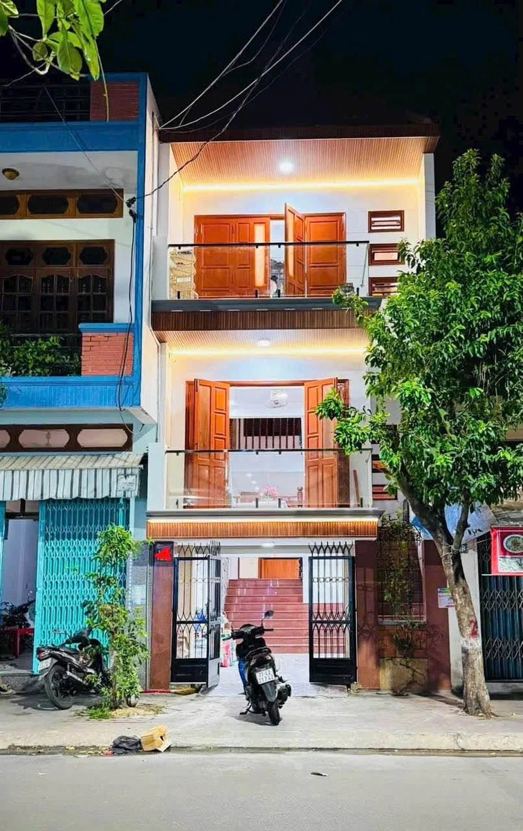 Bán nhà 3 tầng mặt tiền 71m² Tô Hiến Thành, Quy Nhơn - Ảnh 1