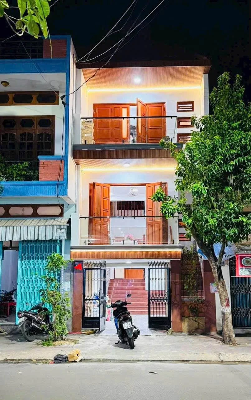 Bán nhà 3 tầng mặt tiền 71m² Tô Hiến Thành, Quy Nhơn - Ảnh 1