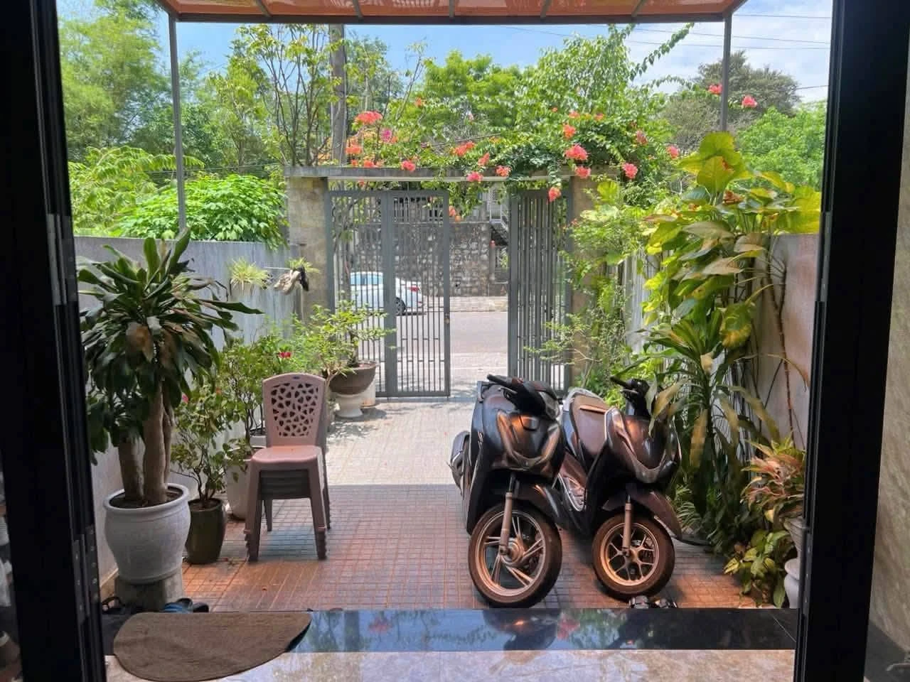 Bán nhà 2 tầng mặt tiền đường Út Tịch, KQH Bàu Vá, TP Huế, 103m2, 4,1 tỷ - Ảnh 1