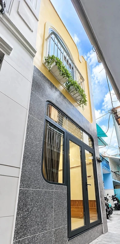 Bán nhà 1 trệt 1 lầu nở hậu 2PN 2WC gần ngã tư Hàng Xanh, Bình Thạnh