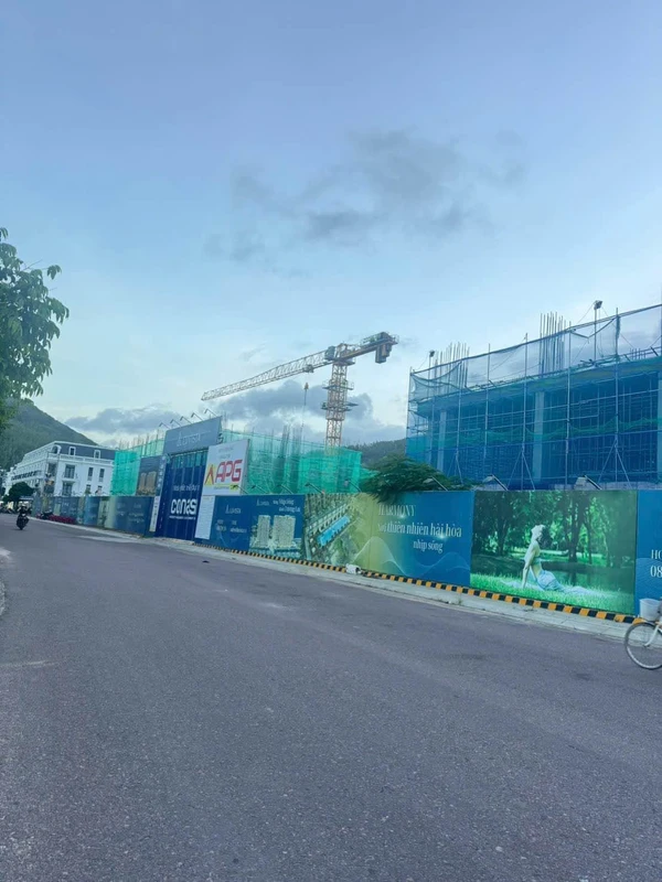 Bán nhà 2 mê mặt tiền Chế Lan Viên 83m2, gần biển