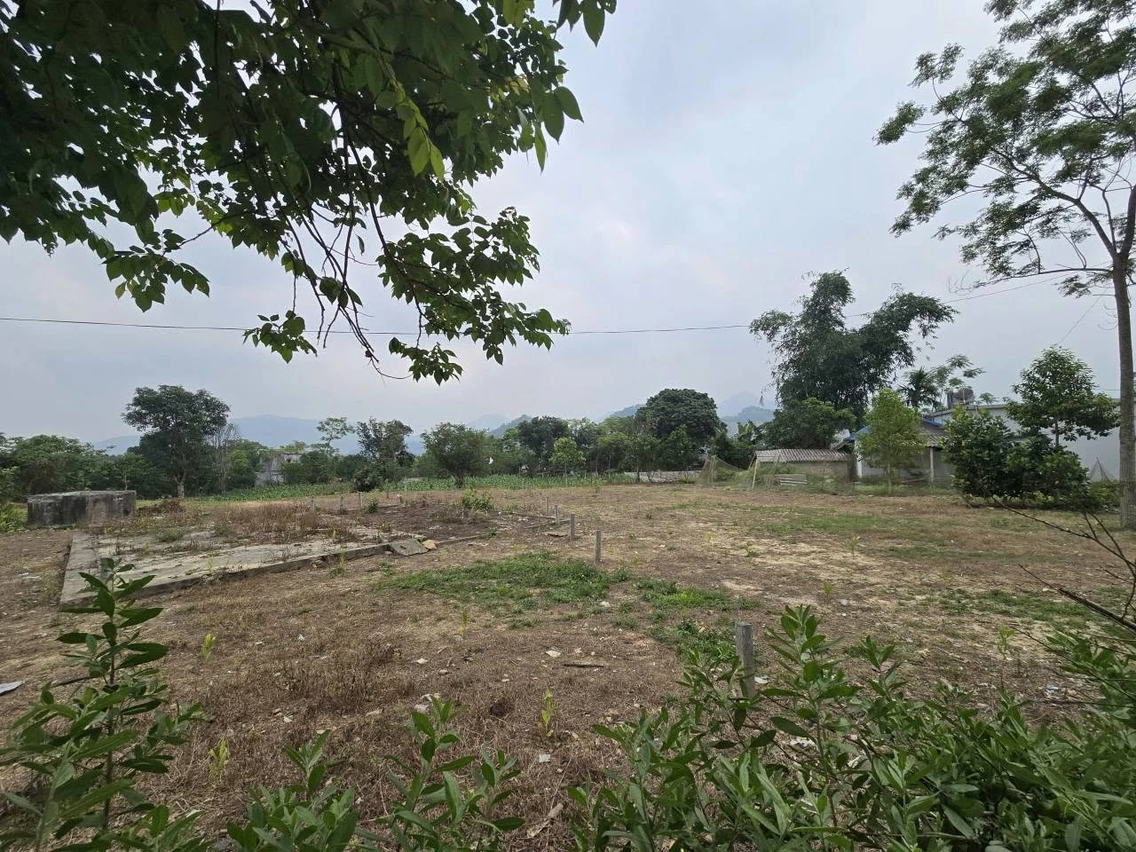 Bán đất 500m² Đà Bắc, Hòa Bình, view núi, mặt tiền 13m - Ảnh 1