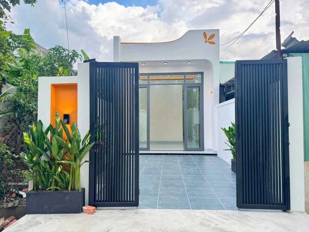 Bán nhà hẻm 32 Ngô Quyền 4x23m, 2 phòng ngủ, sân ô tô, giá 880 triệu, gần chợ Long Hải - Ảnh 1