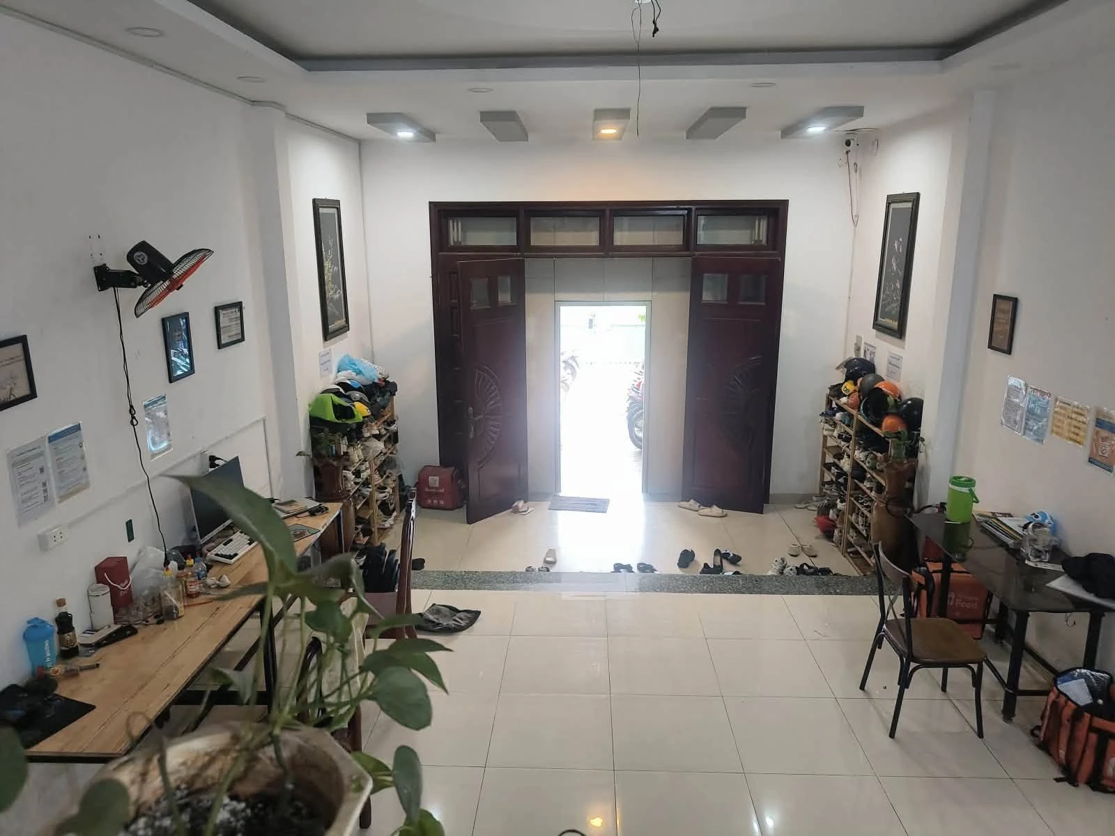 Bán căn hộ dịch vụ mặt tiền đường 8m, 1 trệt 2 lầu, 128m2, gần Cao đẳng Công Thương Quận 9 - Ảnh 1