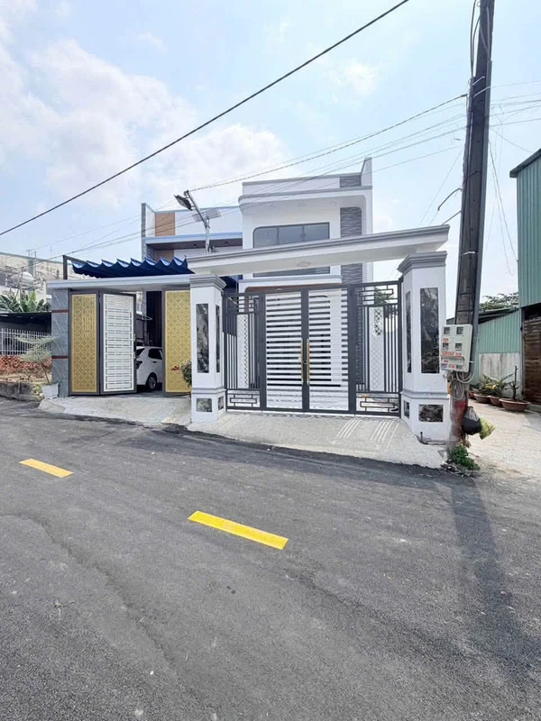 Bán nhà 1 trệt 1 lửng góc 2 mặt tiền 5x21m, 3 phòng ngủ, giá 2,65 tỷ, Trảng Dài, Đồng Nai