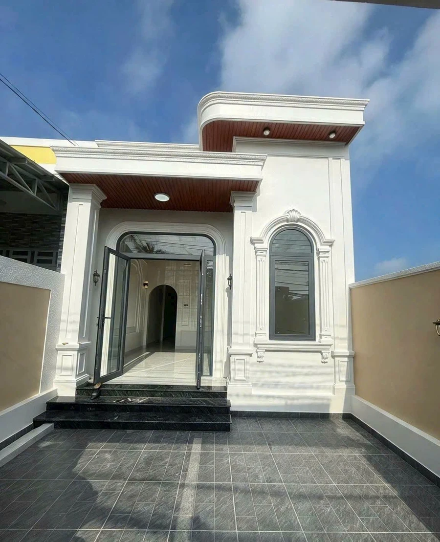 Bán nhà mới hoàn thiện 100m2, 2 phòng ngủ, tặng nội thất tại Phú Tân, gần đường Nguyễn Văn Khước - Ảnh 1