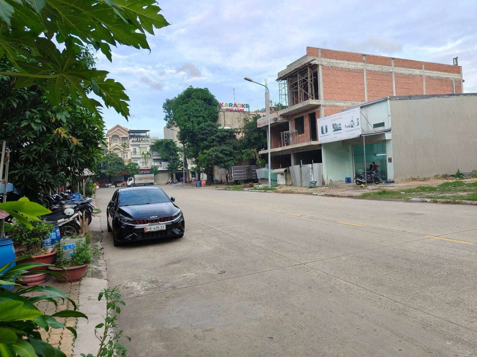 Bán gấp lô đất thổ cư 100m2 đường D1 khu The Mail Vincom Dĩ An, giá 5,9 tỷ - Ảnh 1