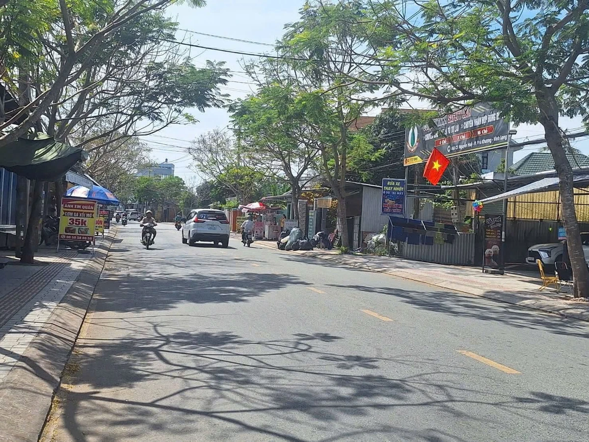 Bán đất mặt tiền 2.250m2 Nguyễn Huệ Phú Khương - Ảnh 1