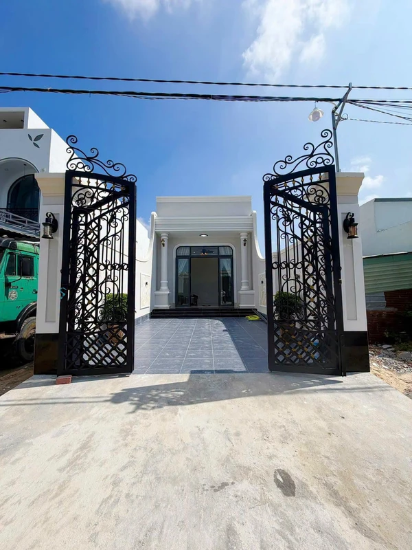 Bán nhà tân cổ điển 4,8x30m full thổ cư hẻm Trịnh Phong Đáng, Long Hoa, Tây Ninh