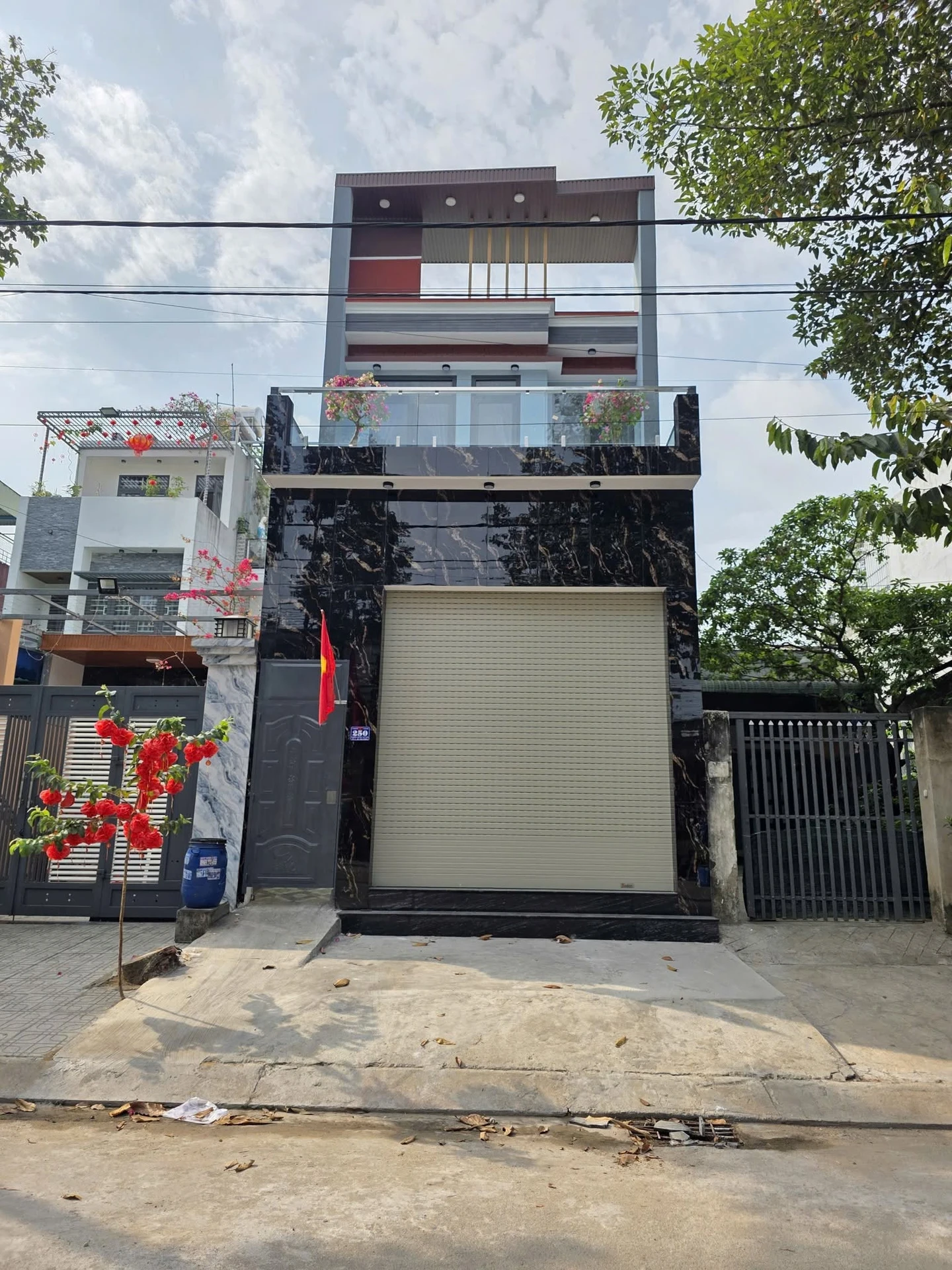 Bán nhà 3PN 112m2 mặt tiền Huỳnh Thị Tươi, Dĩ An, 5,6 tỷ - Ảnh 1