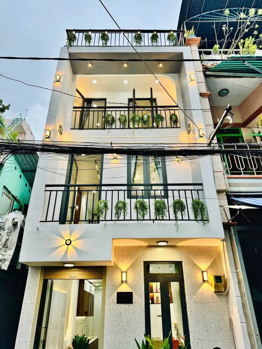 Bán nhà 3 tầng 90m2 giáp Quận 1, hẻm xe hơi - Ảnh 1