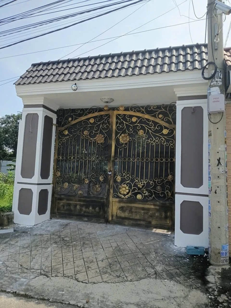 Bán nhà mặt tiền đường nhựa 5x31m, 2 phòng ngủ, Tân Phước Khánh giá 3,55 tỷ - Ảnh 1