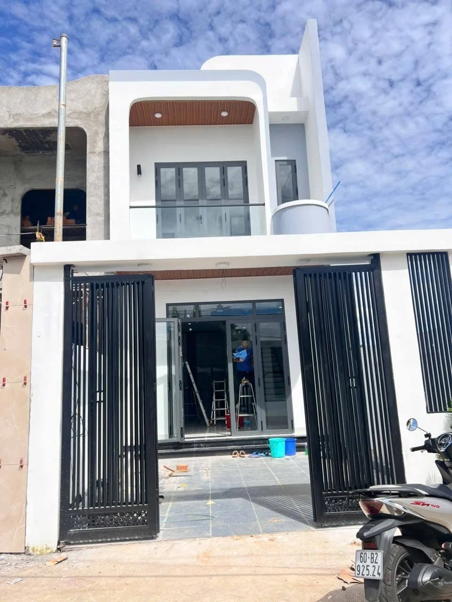 Bán nhà 1 trệt 1 lầu 2 mặt tiền 5x25m khu Bầu Trăm, Long Khánh giá 2,35 tỷ - Ảnh 1