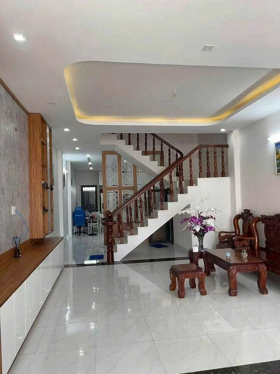 Bán nhà mặt tiền Nguyễn Tất Thành 1 trệt 2 lầu 100m2, 5,8 tỷ, Phước Nguyên, TP Bà Rịa - Ảnh 1