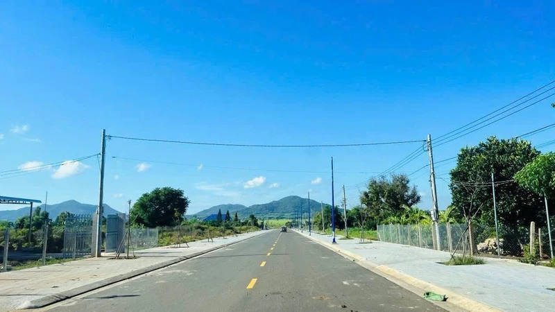 Bán đất mặt tiền Tạ Văn Sáu Đất Đỏ 856m2 giá 4.2 tỷ