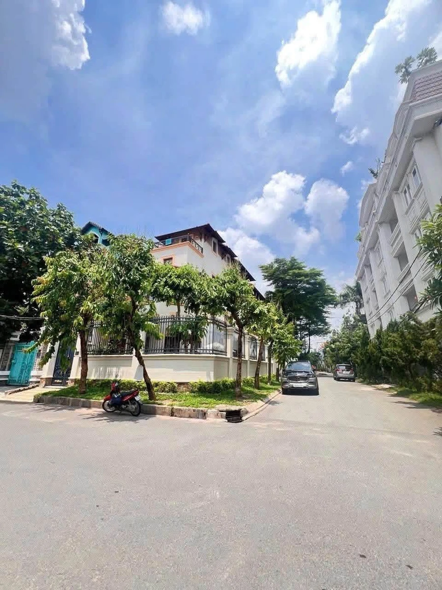 Bán biệt thự hồ bơi góc 2 mặt tiền 257m² đường Nguyễn Văn Hưởng, Thảo Điền - Ảnh thu nhỏ 2