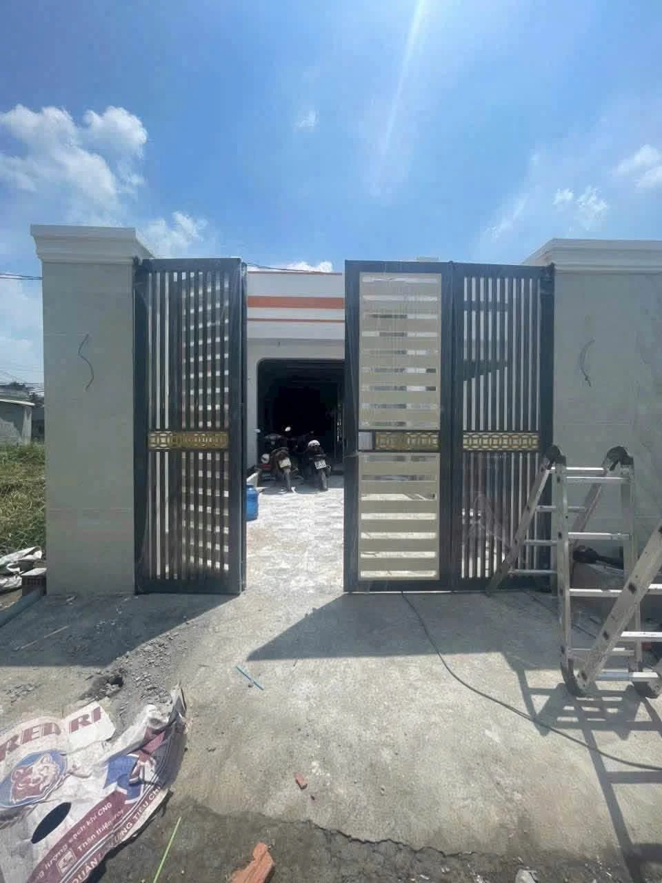 Bán nhà 3 phòng ngủ 130m2 có sổ, hoàn công tại Đức Hòa Hạ, Đức Hòa, Long An - Ảnh 1