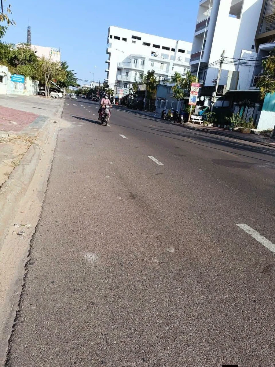 Bán 2 lô liền kề 200m² đường Phạm Hùng, Phan Thiết, giá 9.2 tỷ - Ảnh thu nhỏ 2