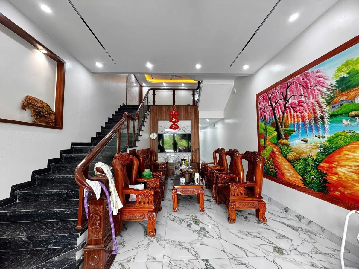 Bán nhà 3 tầng 4 phòng ngủ 100m² Nguyễn Trãi 2,4 tỷ - Ảnh 1