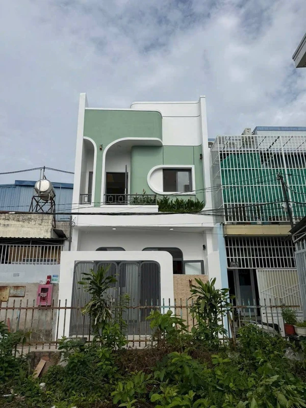Nhà bán 1 trệt 1 lầu 96m² nội thất đầy đủ Phan Thiết 2,45 tỷ