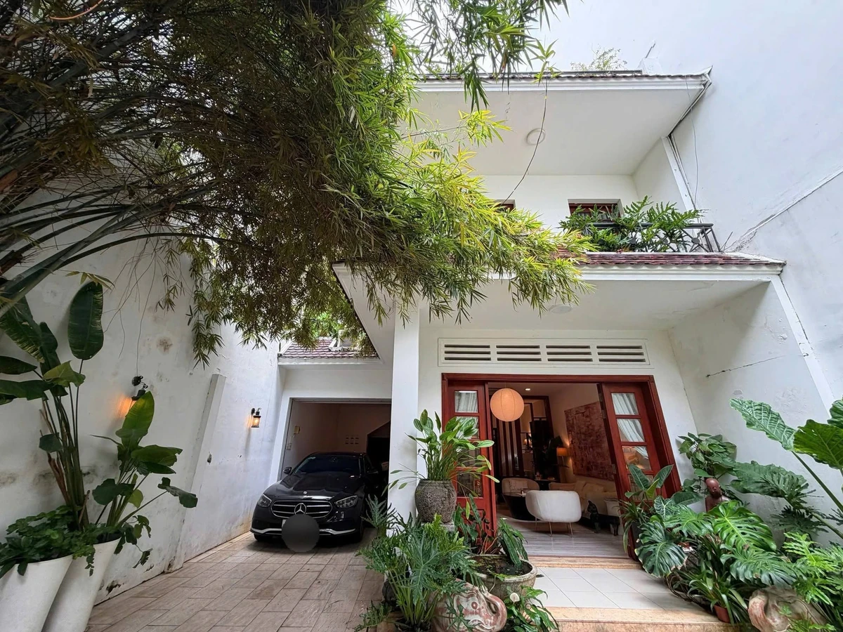 Bán biệt thự 200m2, 3 tầng, 5 phòng ngủ, hẻm nhựa 6m gần Cách Mạng Tháng 8, Tân Bình - Ảnh 1