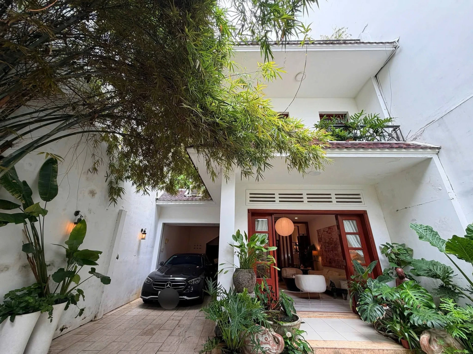 Bán biệt thự 200m2, 3 tầng, 5 phòng ngủ, hẻm nhựa 6m gần Cách Mạng Tháng 8, Tân Bình - Ảnh 1