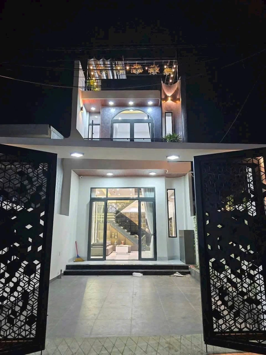 Bán nhà 3 tầng sân vườn 123m² Tôn Đản, Quận 10, giá 4 tỷ 950 triệu - Ảnh 1