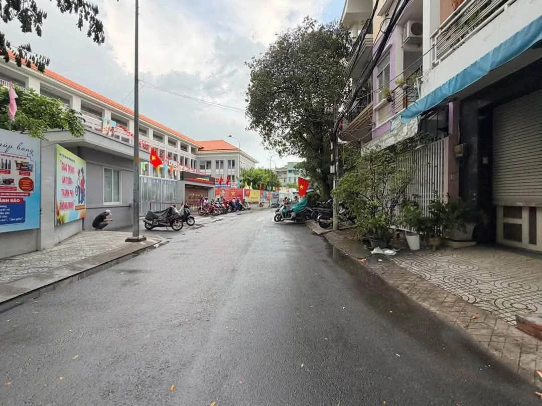 Bán shophouse 134m2, 5 tầng 20 căn hộ, mặt tiền Hoa Sữa, Phú Nhuận - Ảnh 1