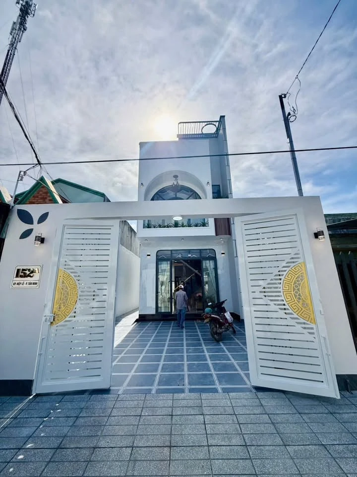 Bán nhà lầu hiện đại 3PN, 70m² Tây Ninh, 2.98 tỷ - Ảnh 1