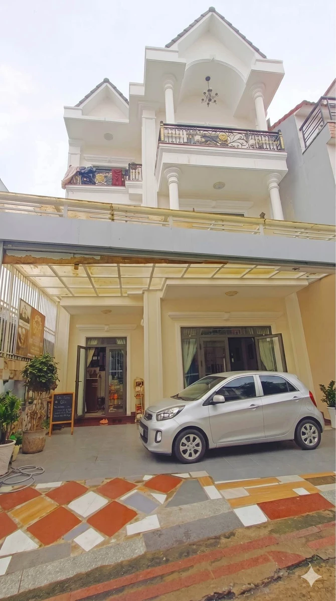 Nhà 3 tầng 300m² sân đậu ô tô 5PN Đà Lạt 7,5 tỷ - Ảnh 1