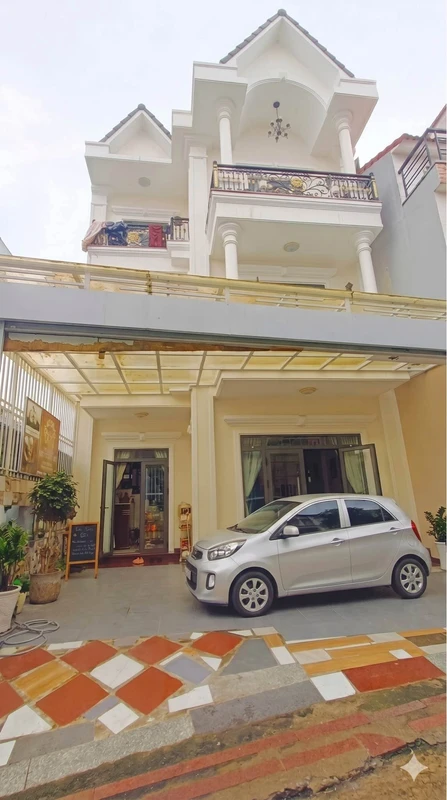Nhà 3 tầng 300m² sân đậu ô tô 5PN Đà Lạt 7,5 tỷ