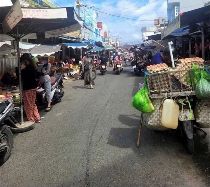 Cho thuê chỗ bán trong chợ Phường 8, Cà Mau, 4m ngang