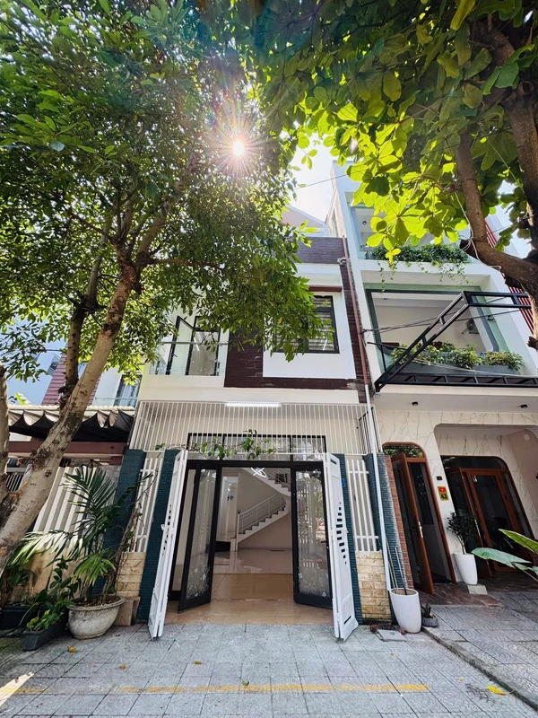 Bán nhà mặt phố Lý Đạo Thành 100m² 5PN 3 tầng 10.8 tỷ