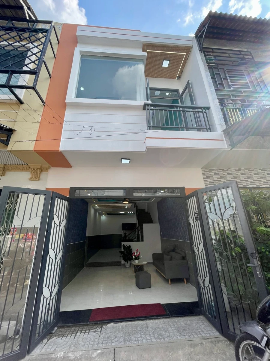 Bán nhà 1 trệt 1 lầu 5x13m, 2PN, gần Vinhomes Hóc Môn, giá 1,05 tỷ - Ảnh 1
