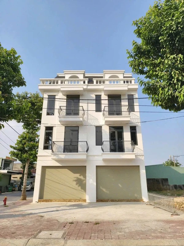 Bán nhà mặt tiền Tân Uyên 233m2 3 tỷ 9
