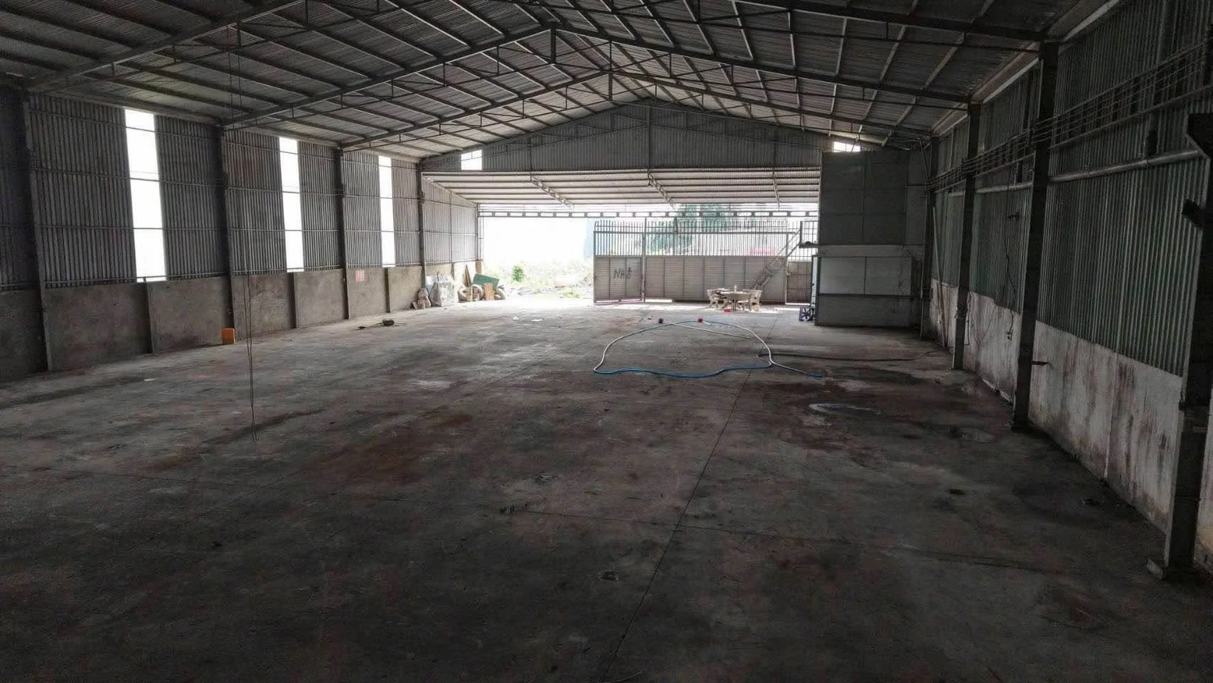 Cho thuê kho xưởng 4000m2, 1000m2 xây dựng ở Bình Dương - Ảnh 1