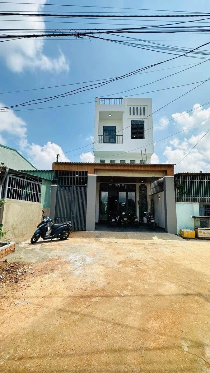 Bán nhà 1 trệt 2 lầu sân vườn 100m2, 3PN, hẻm 347 Phạm Văn Đồng, Gò Vấp - Ảnh 1