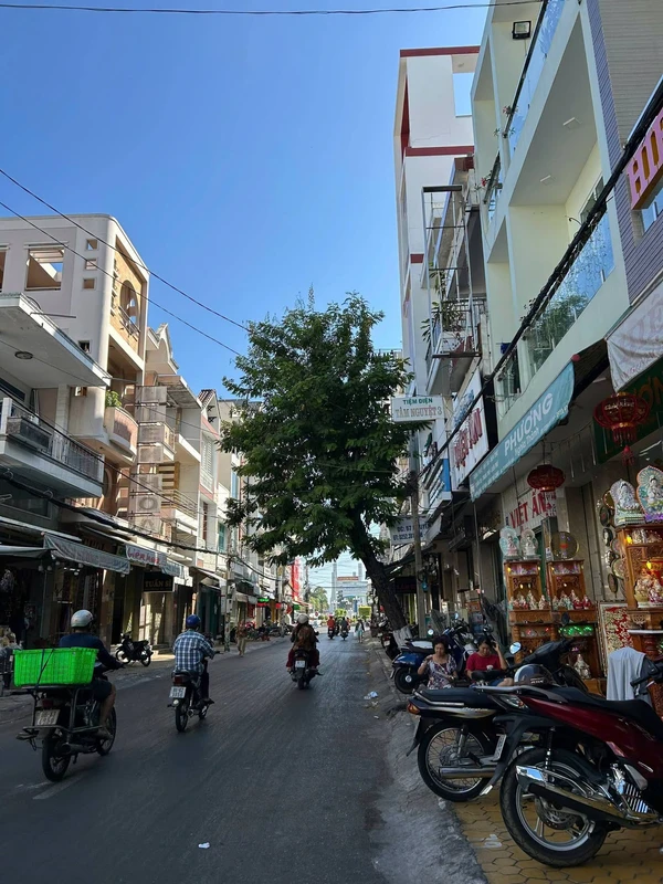 Bán nhà mặt tiền Nguyễn Huệ Phan Thiết 248m2, 11,9 tỷ