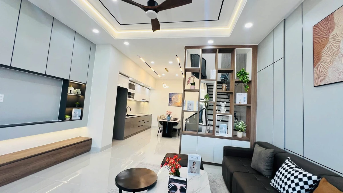 Bán nhà 5x22m, 1 trệt 1 lầu, 3 phòng ngủ trung tâm Long Khánh, Đồng Nai giá 2,3 tỷ - Ảnh thu nhỏ 3