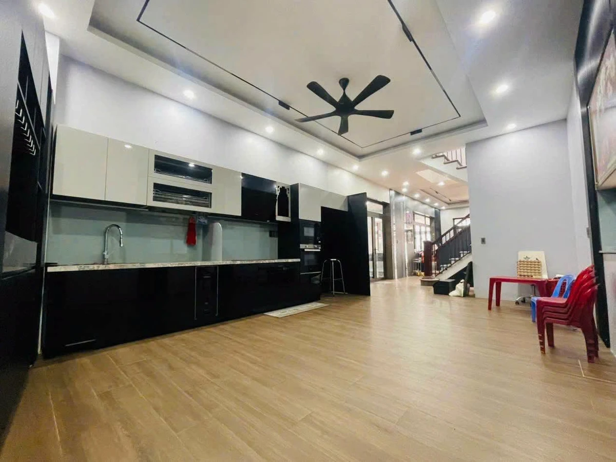 Bán gấp biệt thự 1 trệt 1 lầu hơn 200m2, 4PN, KDC phường Tân Phong, giá 7,9 tỷ - Ảnh thu nhỏ 5