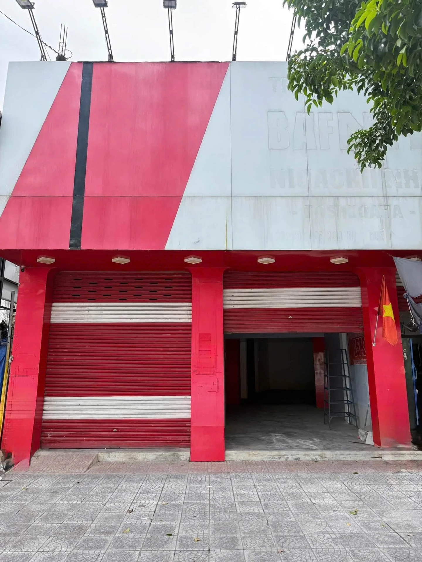 Cho thuê mặt bằng 300m² mặt tiền Hùng Vương, Quận 1 - Ảnh 1